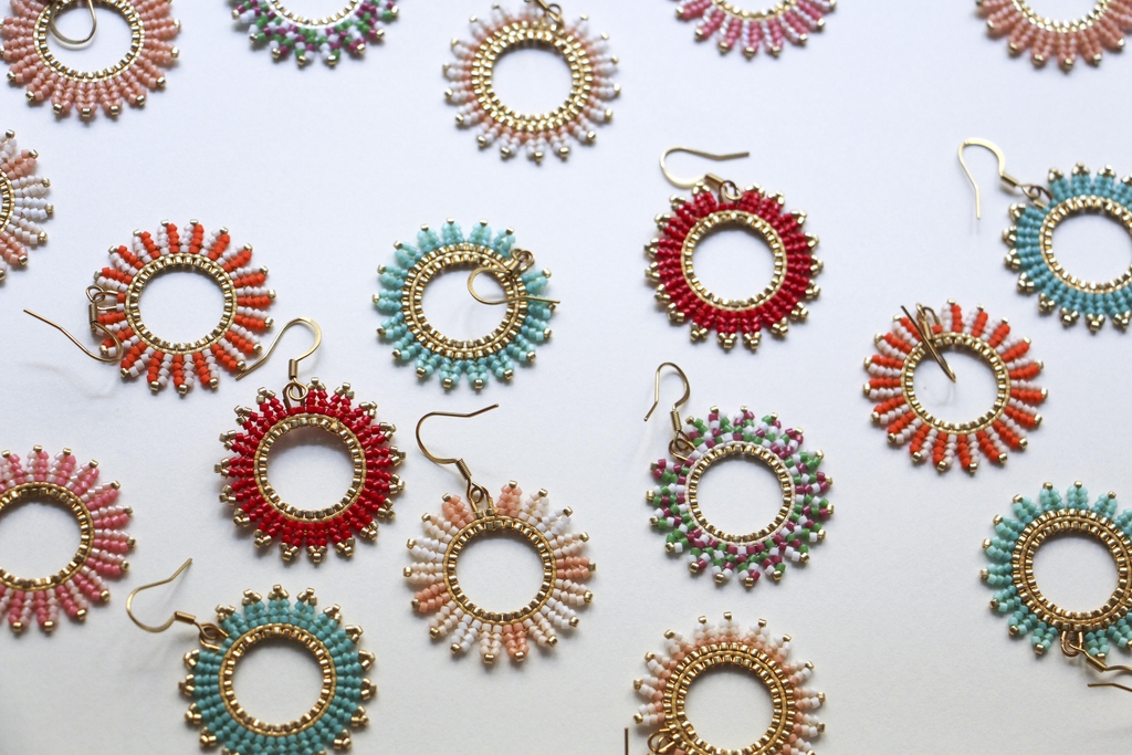 Les boucles d'oreilles Sarah en forme de soleil, sont déclinées dans une multitude de couleurs et peuvent être personnalisées. Les bijoux sont faits main en France. 