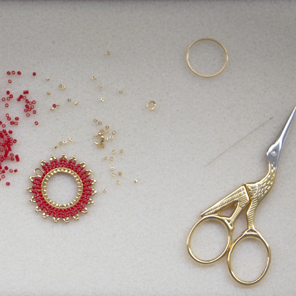 Les bijoux Gahanaa sont faits main en France. Le travail artisanal est minutieux et précis. 