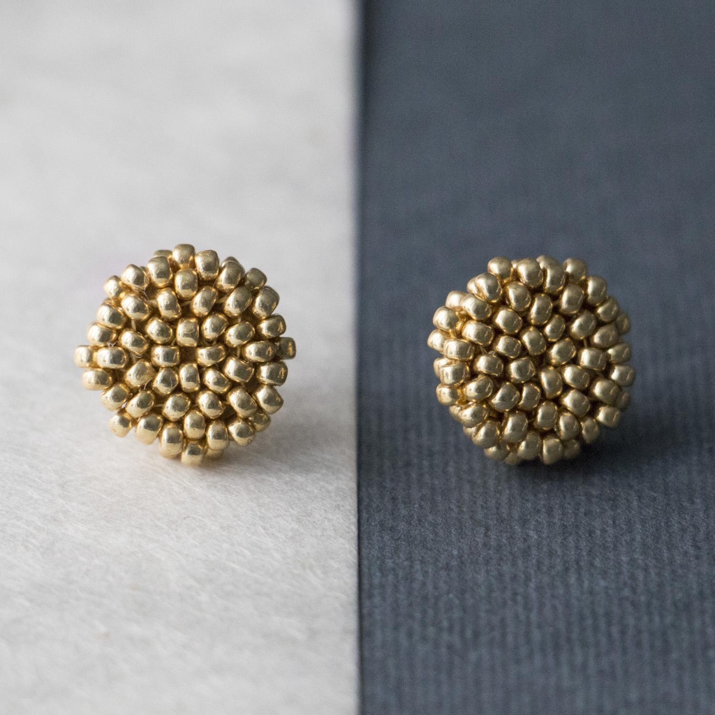 Les boucles d'oreilles ** Noémie ** sont des puces d'oreilles, ici en doré sur fond bicolore noir et blanc. Ce sont des bijoux faits main en France, en perles. 