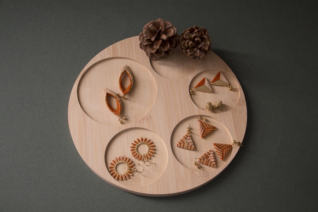La collection de boucles d'oreilles "Fin d'hiver" est faite main en France. Les bijoux sont déclinés dans des coloris Terracotta