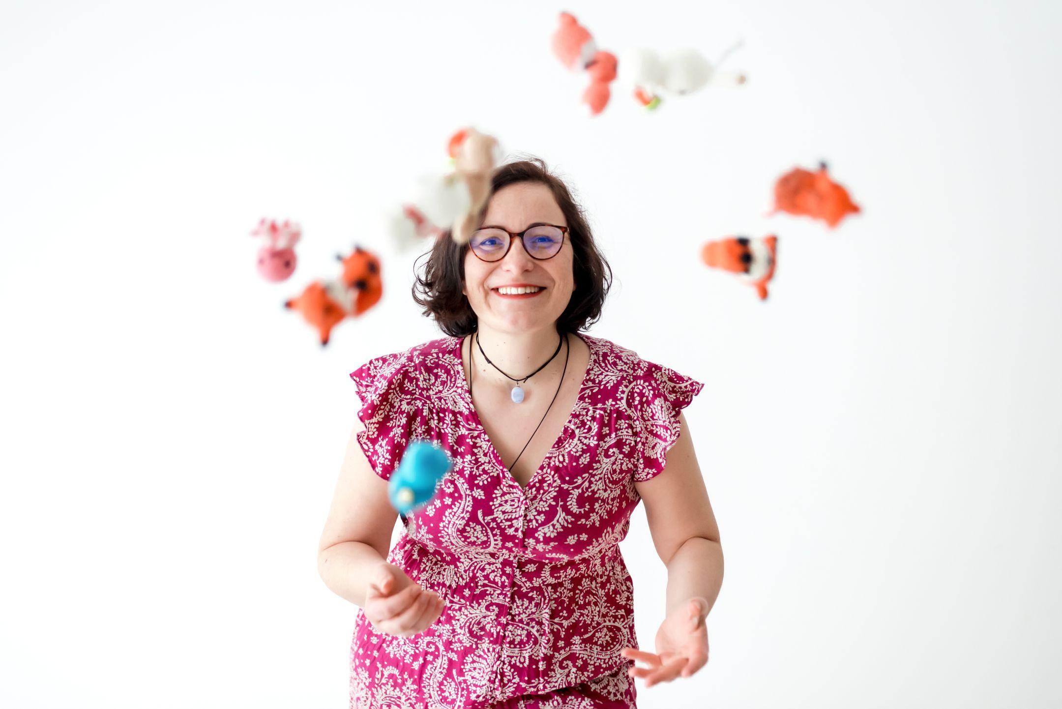 La photo représente la créatrice Elodie qui partage des Minigurumis à l'objectif du photographe.