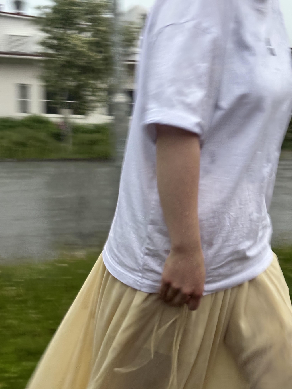 Poseeraus Nømad vaatteet päällä kalliolla järven rannalla.