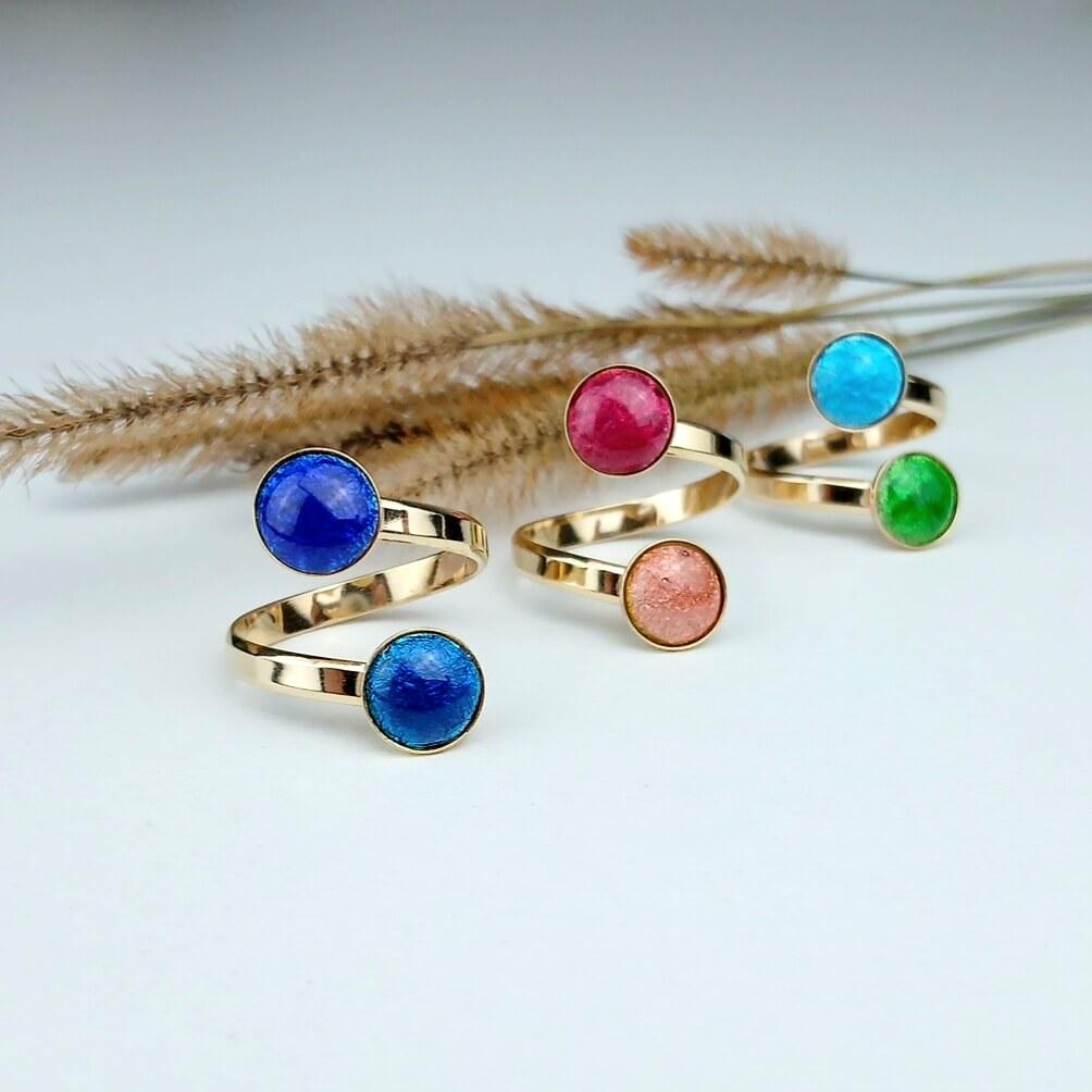 Bagues, bracelets et autres accessoires en émail sur des montures en Argent Plaqué Or 18 ou 14 carats