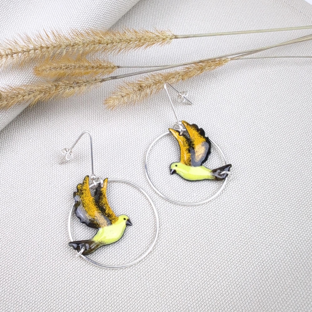 Boucles d'oreilles en émail sur des montures en Argent de fabrication européenne