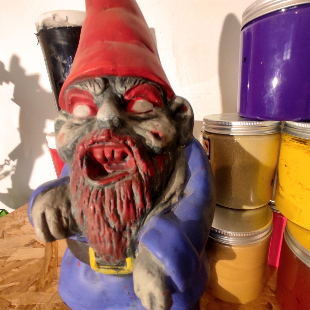 Jerôme est un nain de jardin Zombie.