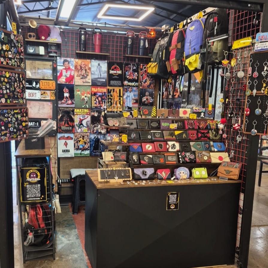 Tienda física La Zona Fantasma en Barrio Italia, Providencia, con regalos geek, accesorios, billeteras, mochilas, llaveros y coleccionables.