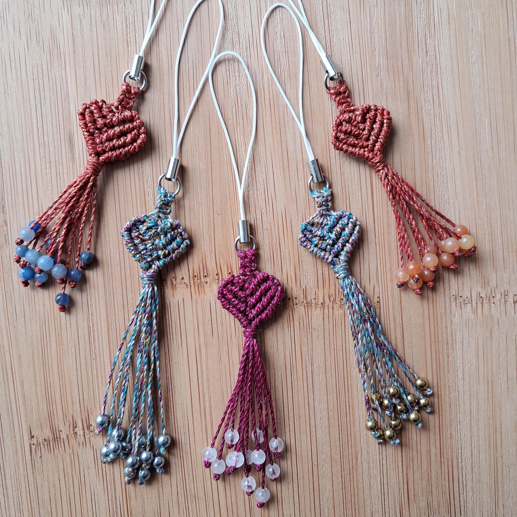 Petits bijoux "Cœur" en micro macramé et pierres naturelles à accrocher partout