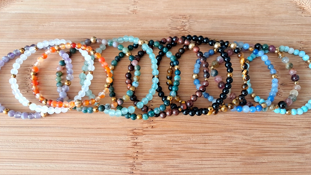 Bracelets fins en pierres naturelles