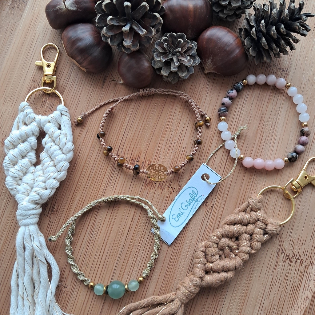 Créations artisanales réalisées en Ardèche (France).

Je confectionne des bijoux en micro macramé et pierres naturelles, des articles de décoration en macramé et des accessoires de mode.

Amoureuse de la nature, je sélectionne mes matières premières avec le plus grand soin, en veillant à respecter une éthique humaine et environnementale.

En plus de mes réalisations déjà en vente sur ma boutique en ligne, je vous propose de commander des créations personnalisées en m'envoyant un message.