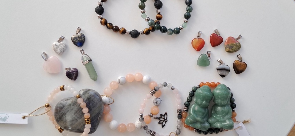 La pierre naturelle dans tous ses états: bagues, bracelets, figurines, articles beauté/bien-être. Minéraux de qualité.