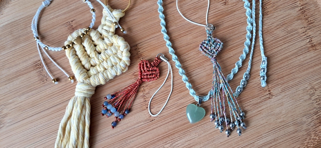 Bijoux et accessoires cœur en macramé, micro-macramé et pierres naturelles