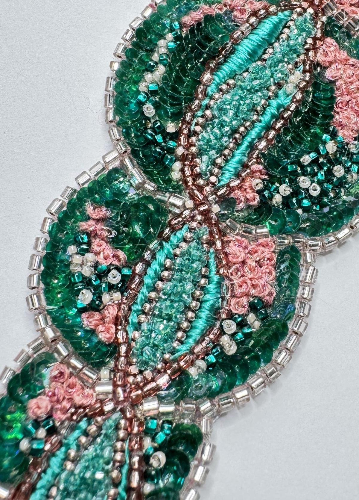 bracelet brodé vert emeraude et rose