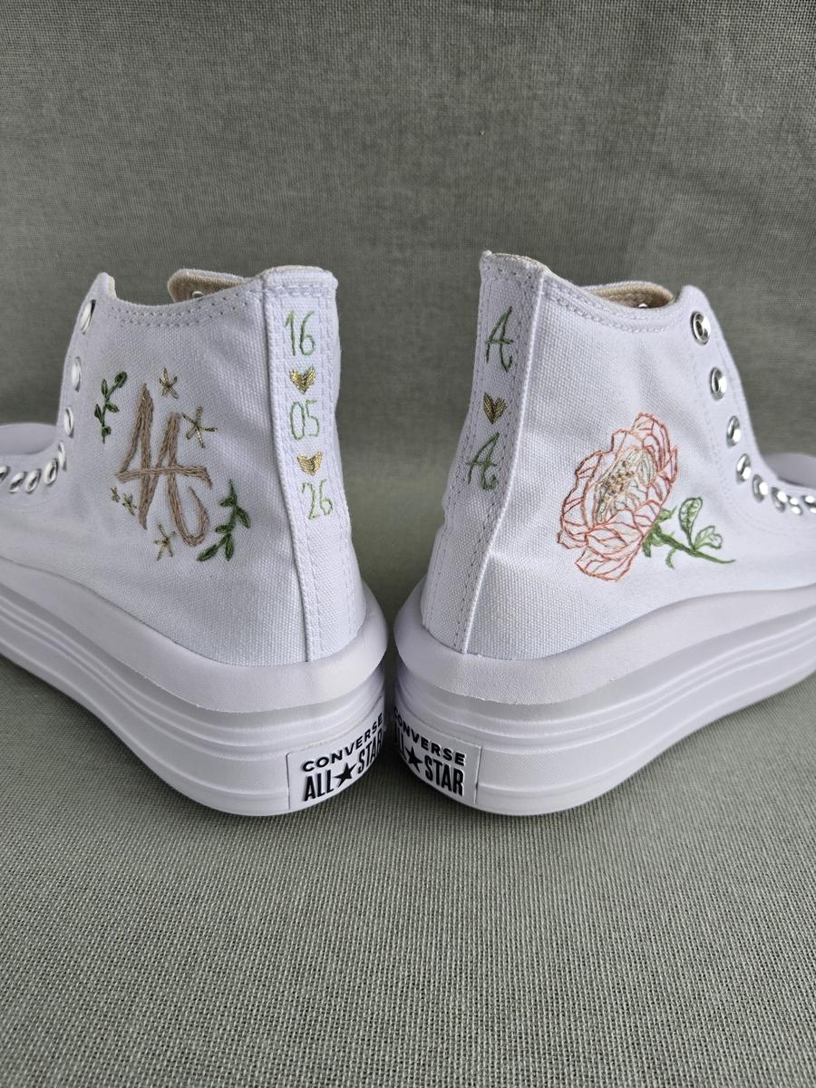 converse brodées avec initiales et pivoine pour un mariage