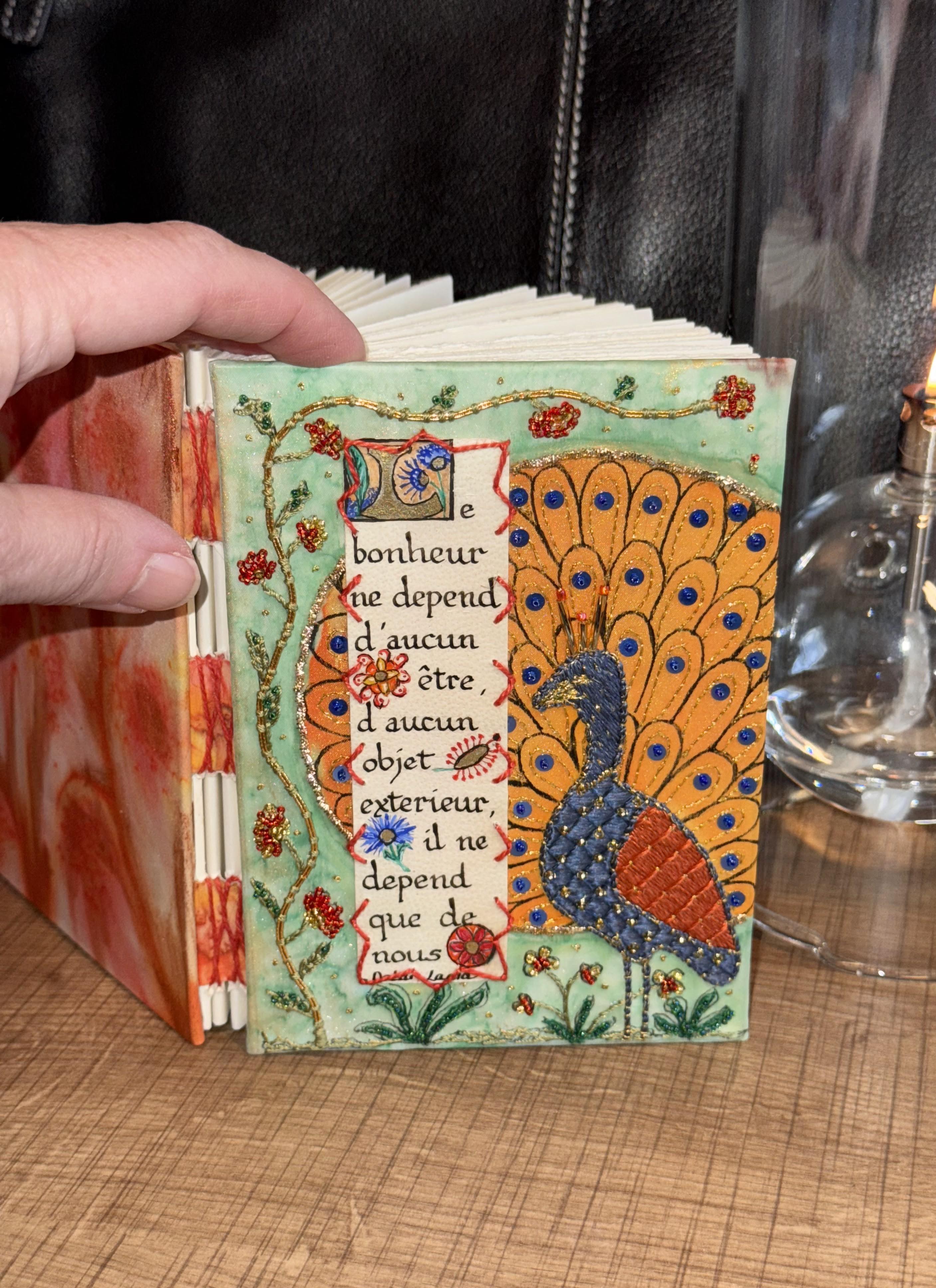 carnet fabriqué à la main avec une couverture en soie peinte et brodée à la main