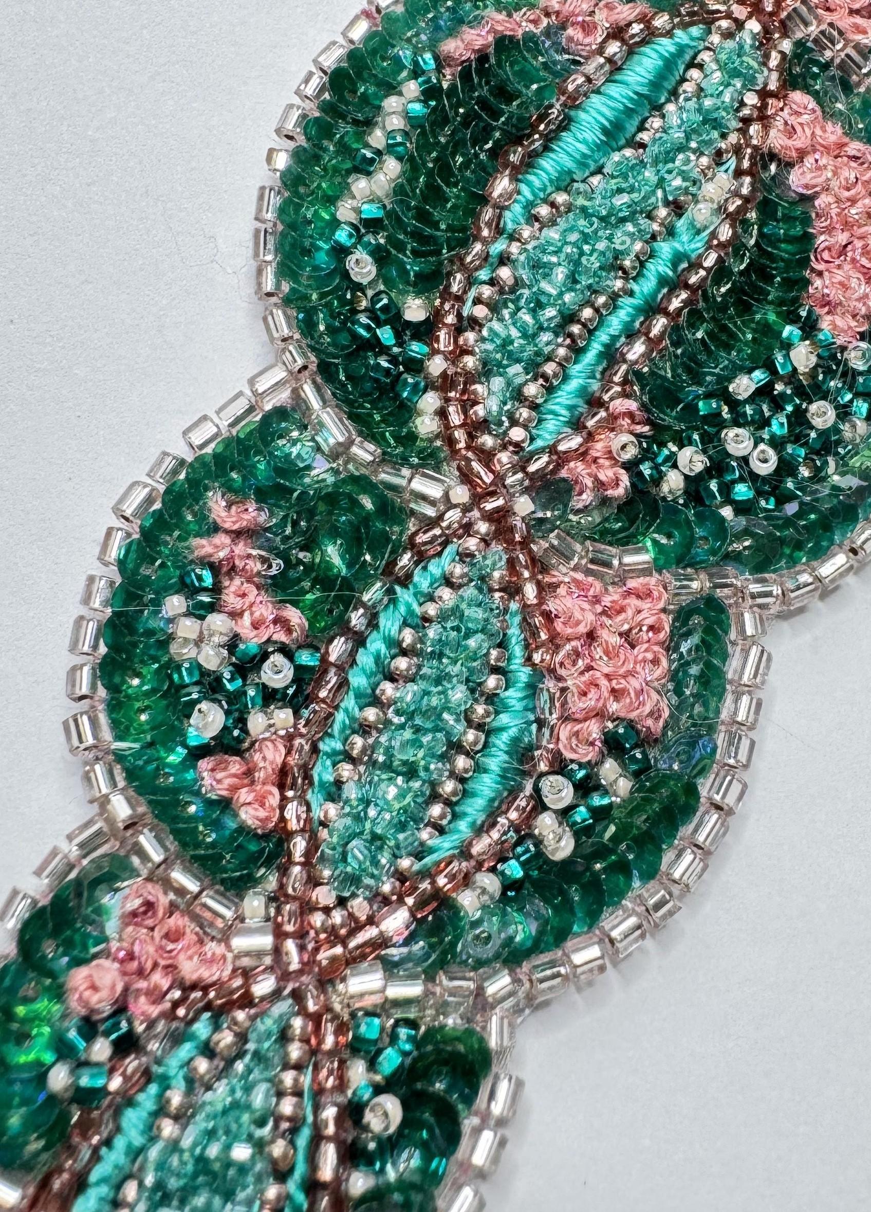 bracelet brodé vert emeraude et rose