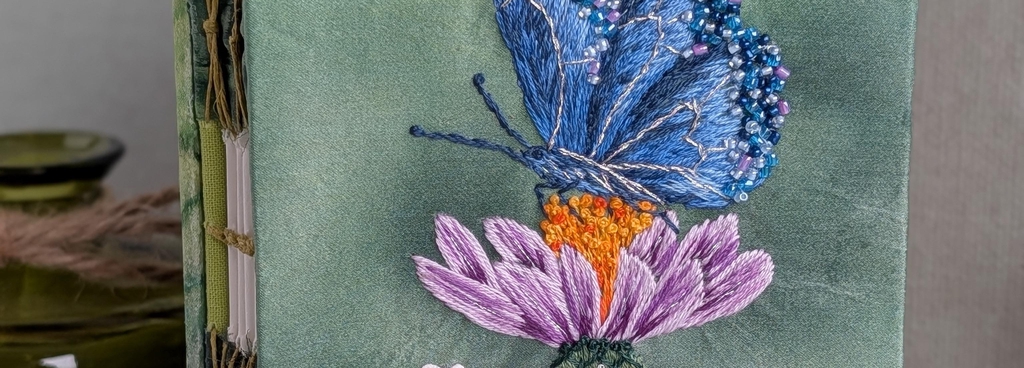 carnet avec une couverture brodée papillon et fleur