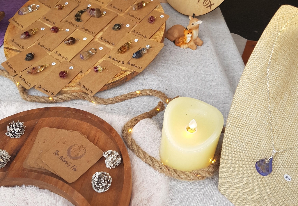 The Artemis Fox talismans botaniques et symbolique stand marché