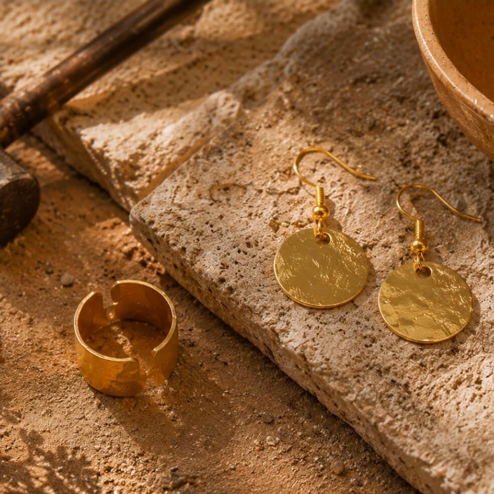 Chez L’Atelier Basalte, chaque création naît d’un travail artisanal inspiré des textures minérales, de la lumière et des formes organiques.
Des bijoux façonnés en petites séries, pensés comme de véritables pièces de caractère.