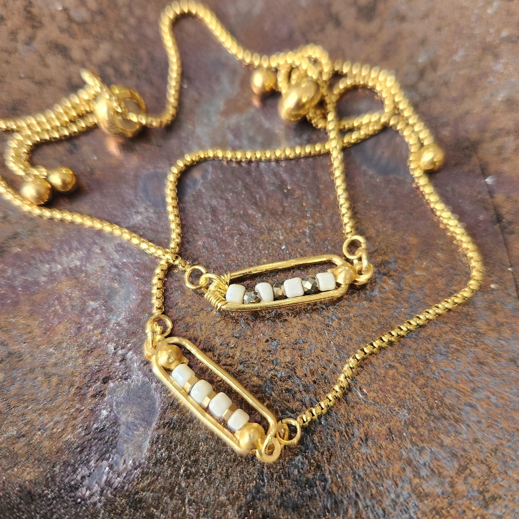 Bracelet doré en acier inoxydable et perles de pyrites 