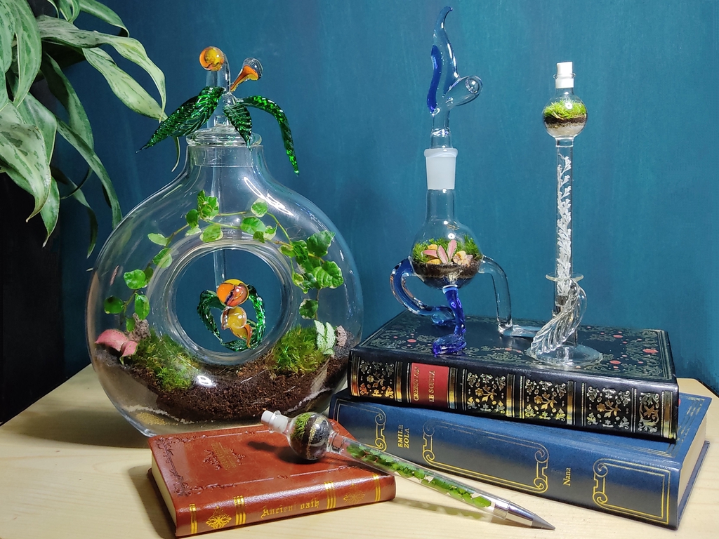 Œuvre d'art sur-mesure, soufflage de verre avec un artisan verrier, nous inventons et créons des objets végétalisés made in Normandie.