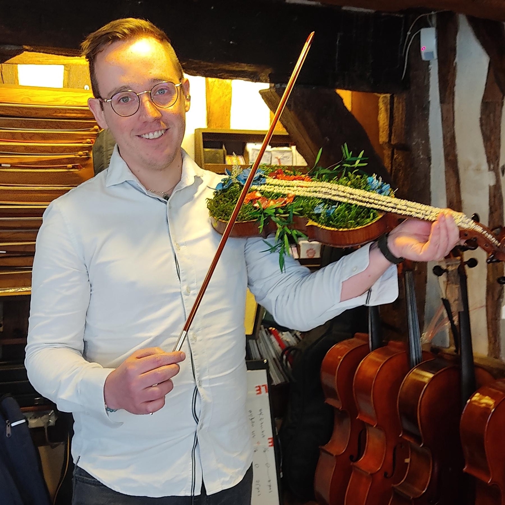 Le portrait d'un artisan passionné, inventeur et artiste du végétal jouant d'un violon végétalisé par ses soins 