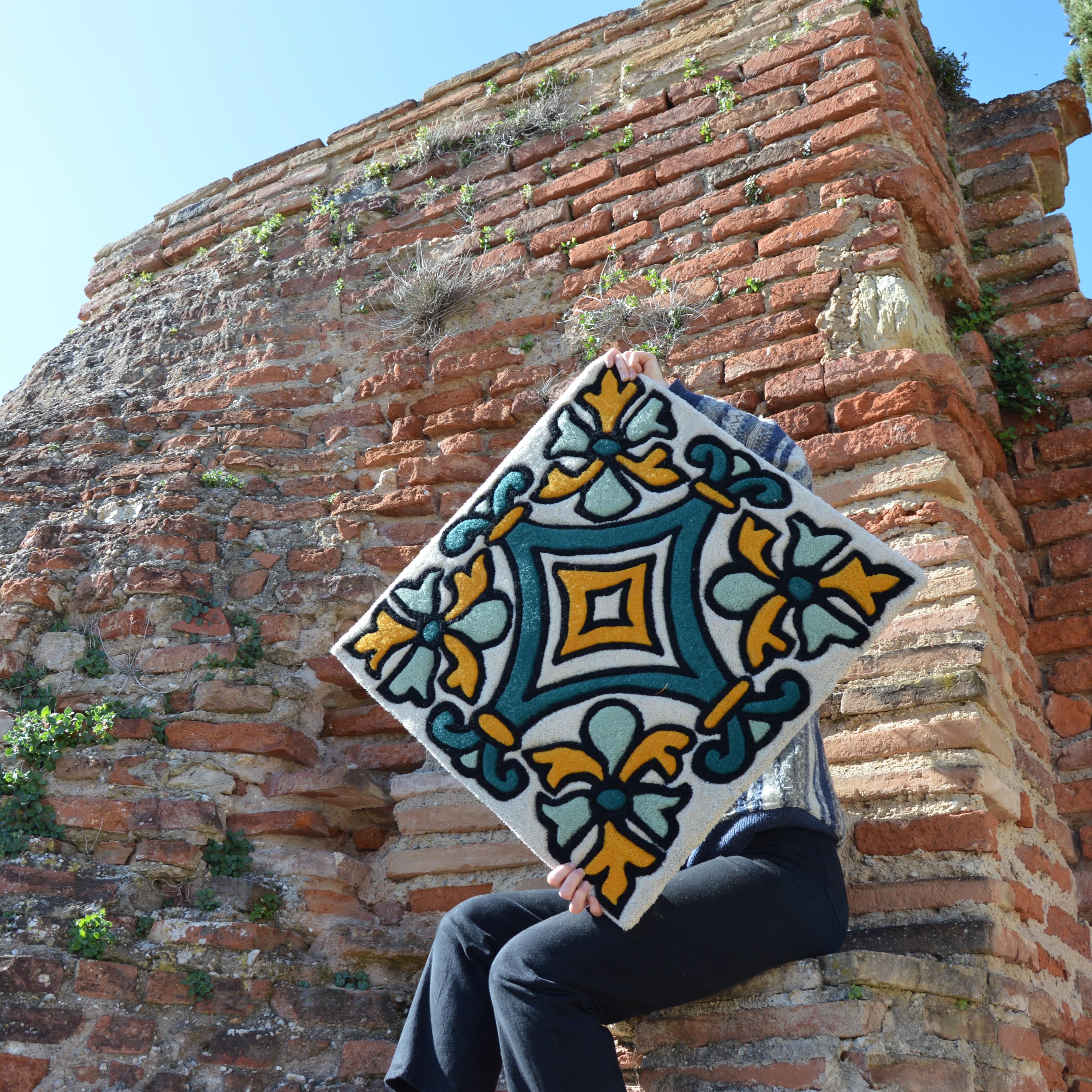 Les tapis de la marque Bleu Sienne sont fabriqués à la main avec du fil en laine ou en acrylique à Gaillac, dans le Tarn, dans le Sud Ouest de la France.