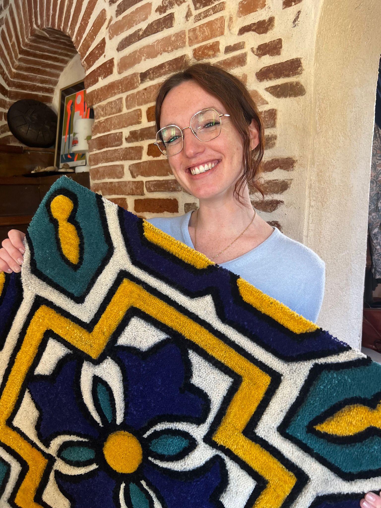 Charlotte est la créatrice de tapis artisanaux de la marque Bleu Sienne.