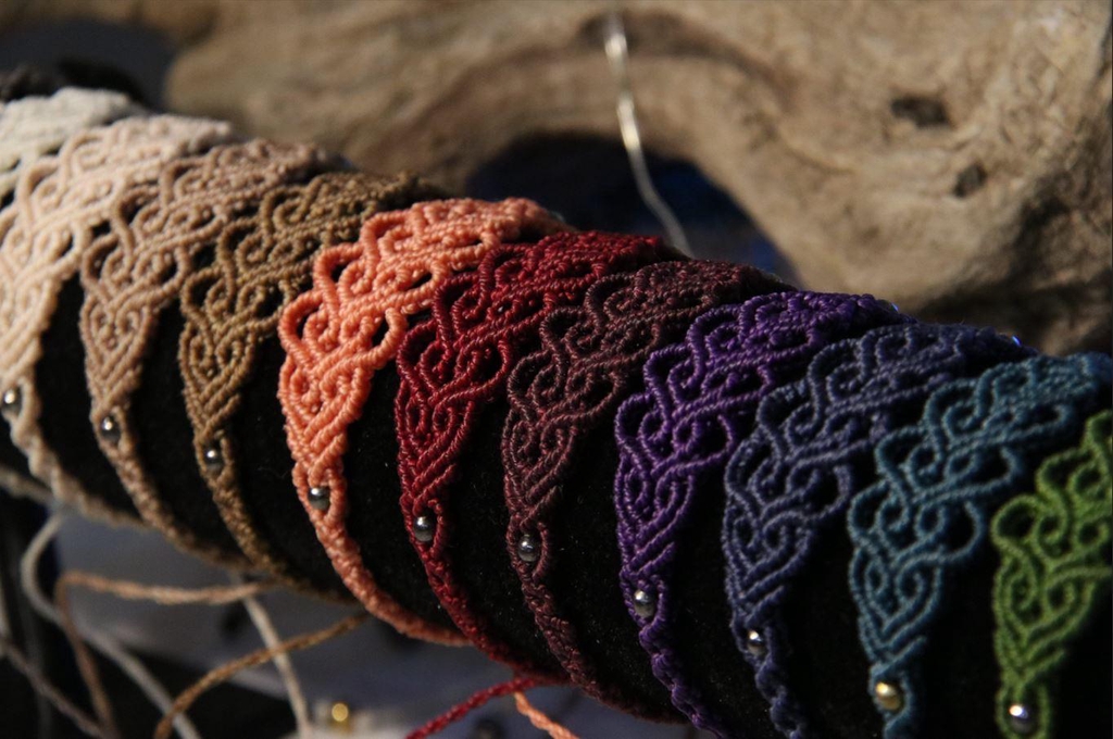 Créations de bijoux artisanaux en micro-macramé