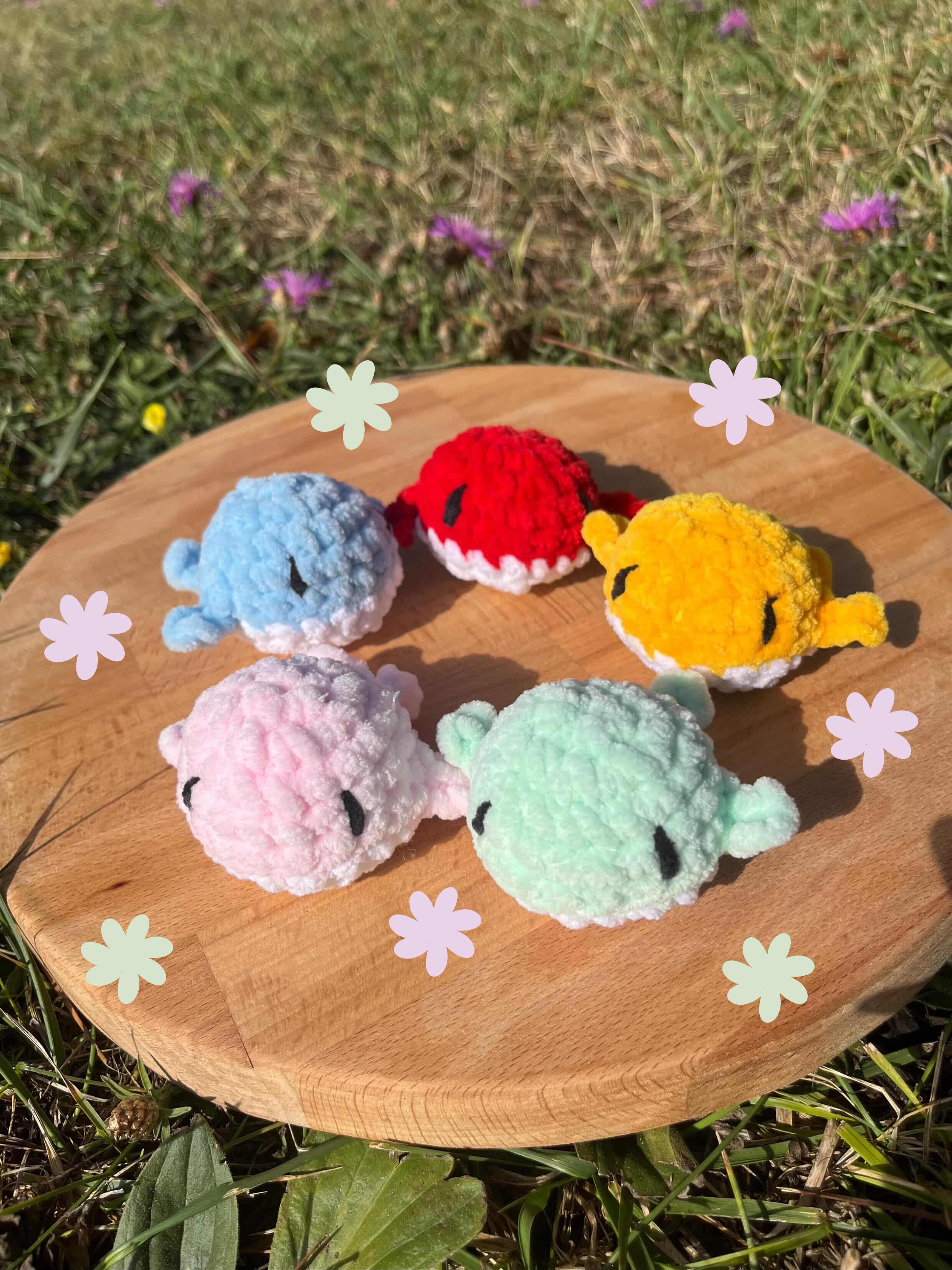 Peluches en crochet en forme de baleines de différentes couleurs (rouge, bleu, jaune, vert, rose)
