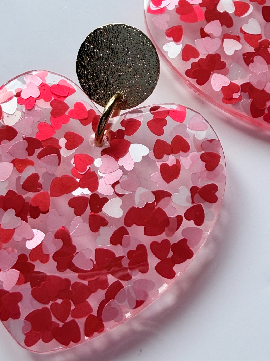 Les boucles d'oreilles cœur colorées et pailletées