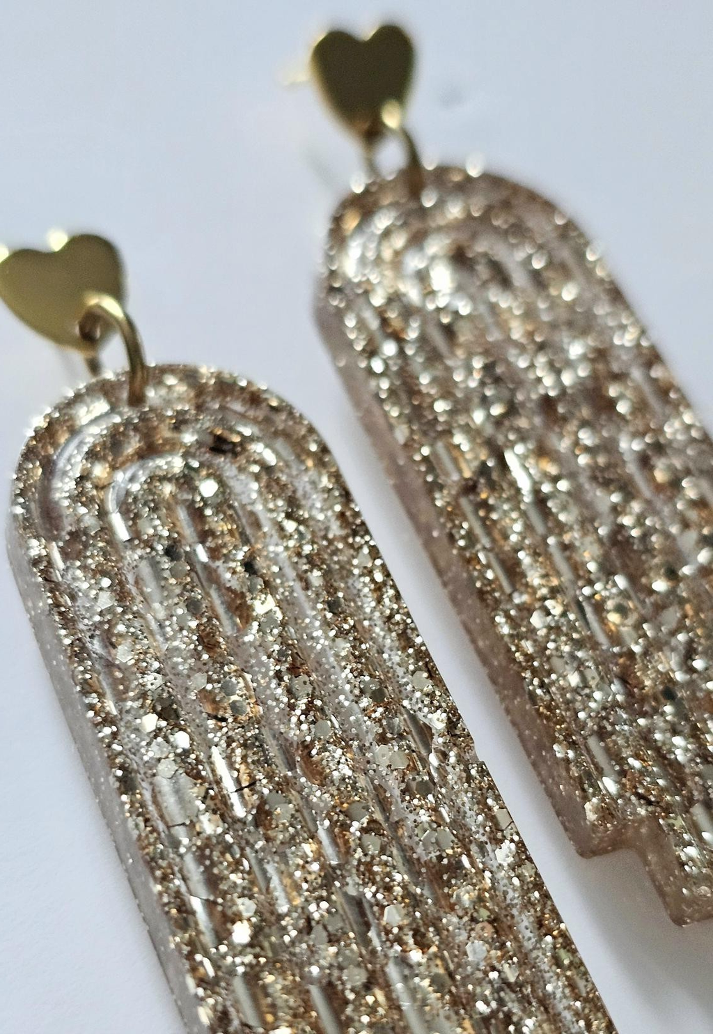 Les boucles d'oreilles pailletées et colorées