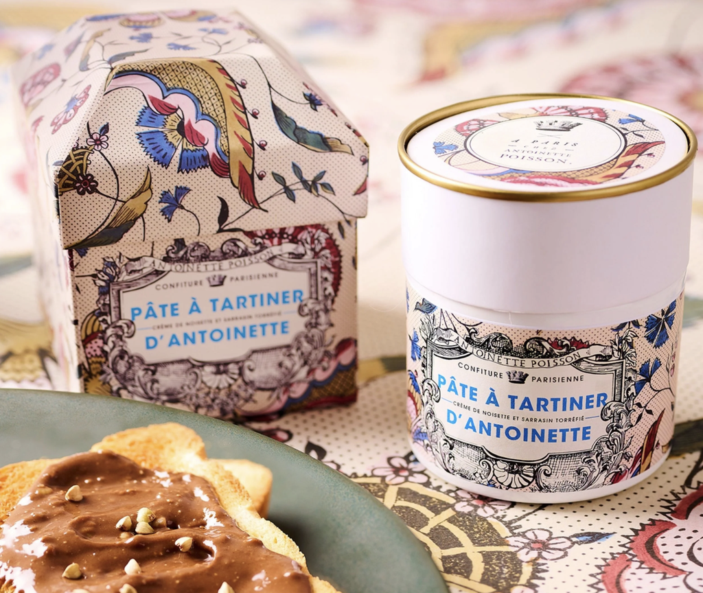 Confiture Parisienne tillverkar exklusiv marmelad och nötkrämer (spreads) i Paris med fokus på kvalitet, smak och hantverk. Små batcher, naturliga ingredienser och innovativa smakkombinationer ger marmelader med djup och karaktär. Perfekt för ost, dessert eller frukost – för dig som söker premium marmelad med en modern fransk touch.