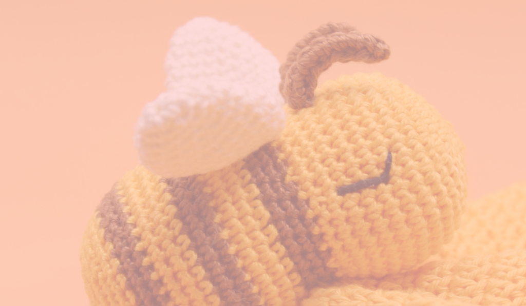 Bienvenue chez Les Monts de Coton ! Découvrez des Doudous et Hochets faits main. Pensés pour éveiller, rassurer et amuser les tout-petits !