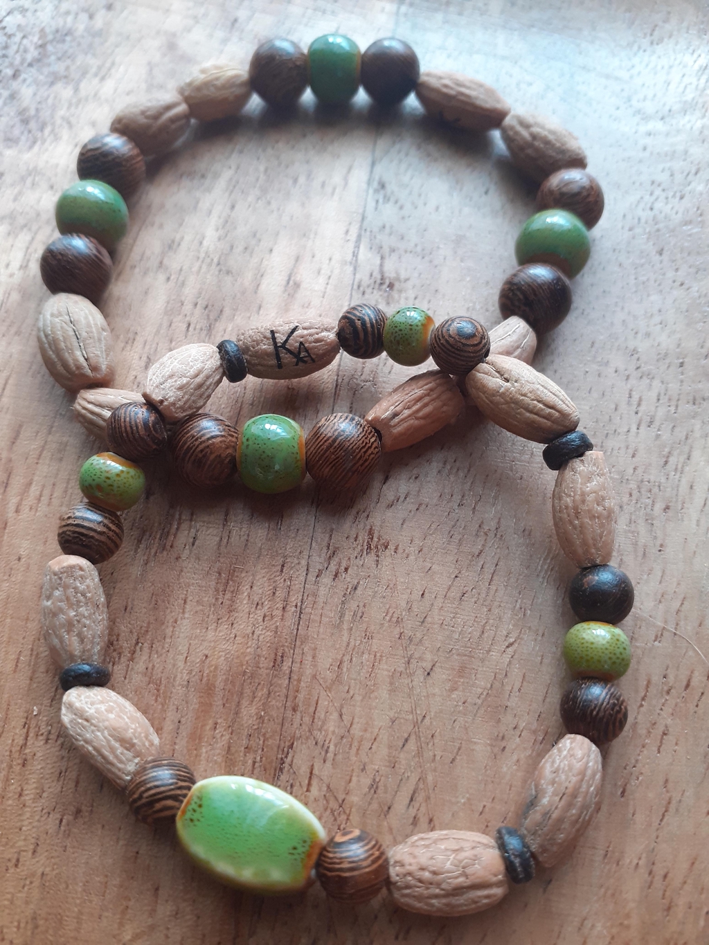 bijoux en noyaux d'olive et perles de céramique verte