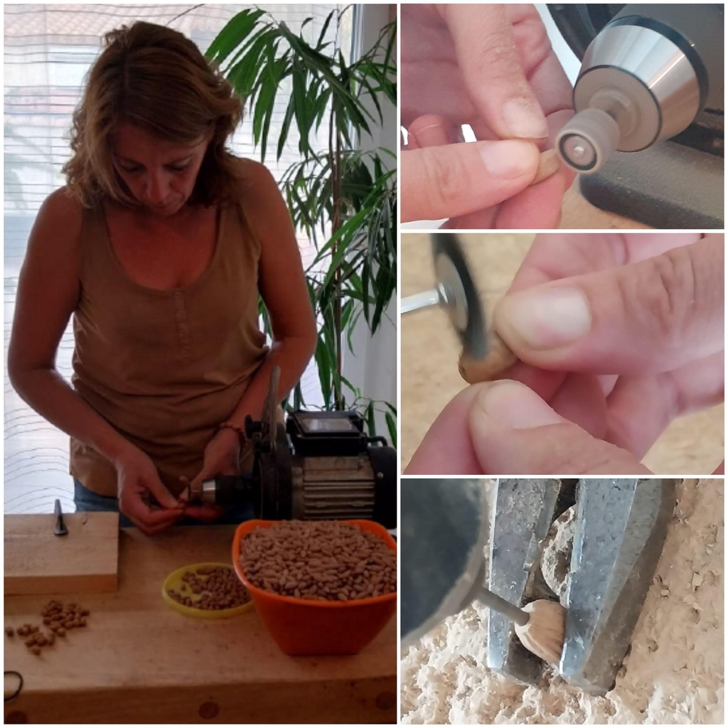 Je crée des bijoux à partir de matières végétales comme les noyaux d'olives, accompagnés de pierres naturelles, de perles en céramique, de boules de bois que je teins à base d'infusions de plantes, d'épices…

Les olives sont dénoyautées manuellement, après un temps de séchage les noyaux sont nettoyés et percés pour être utilisés comme des perles. 
Les olives ou noyaux d'olives proviennent de producteurs locaux,  lorsque ces dernières ont été "piquées par la mouche" elles deviennent impropre à la consommation alimentaire.  
Ce fruit caractéristique de la région méditerranéenne trouve une deuxième vie dans la création de mes bijoux.
