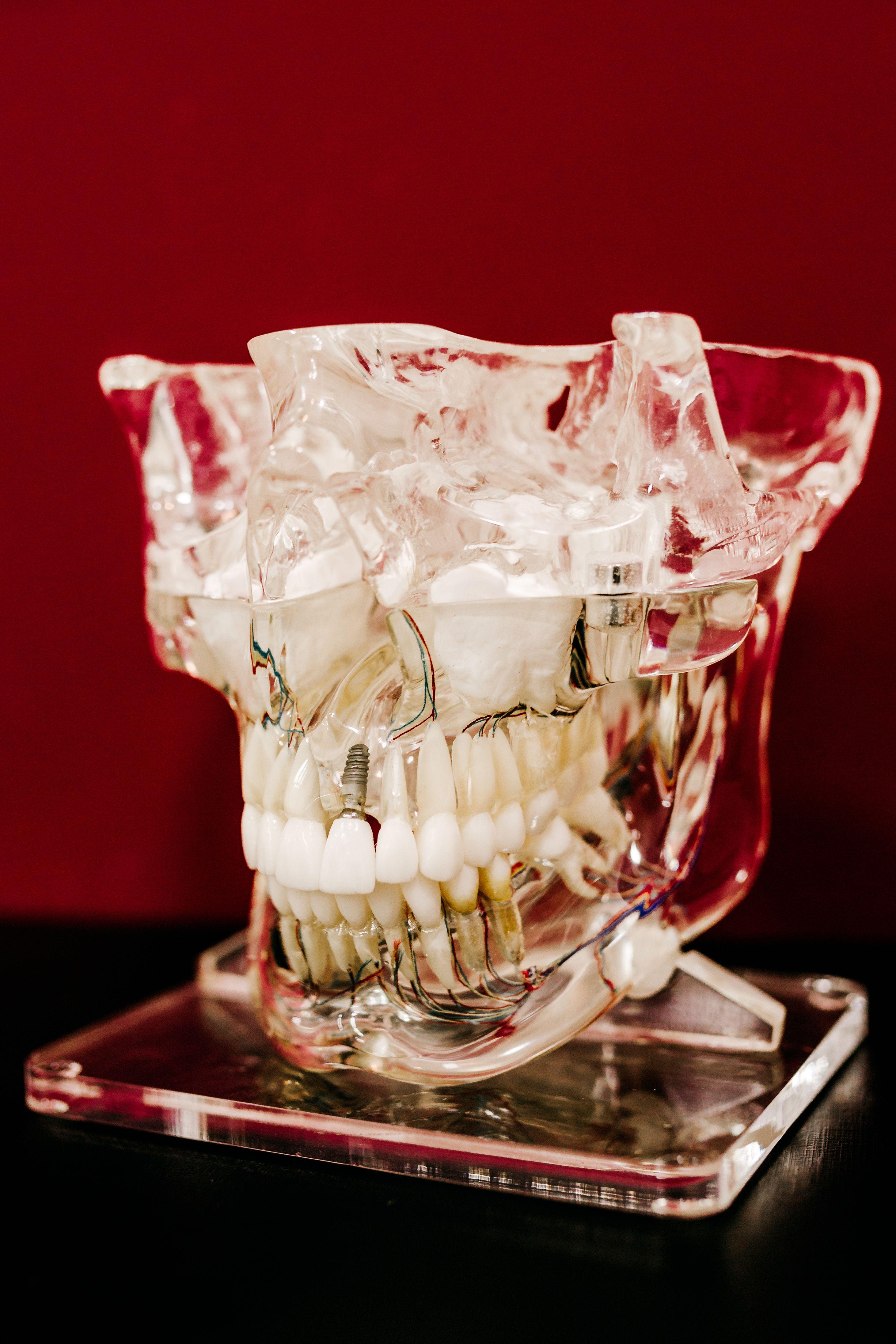 La fisioterapia de la articulación temporomandibular (ATM) y del dolor orofacial es una especialidad dedicada a la valoración, tratamiento y prevención de las alteraciones que afectan a la mandíbula, la musculatura de la masticación y las estructuras relacionadas. Mediante un abordaje personalizado, ayuda a reducir el dolor, recuperar la movilidad y mejorar funciones esenciales como masticar, hablar o bostezar.