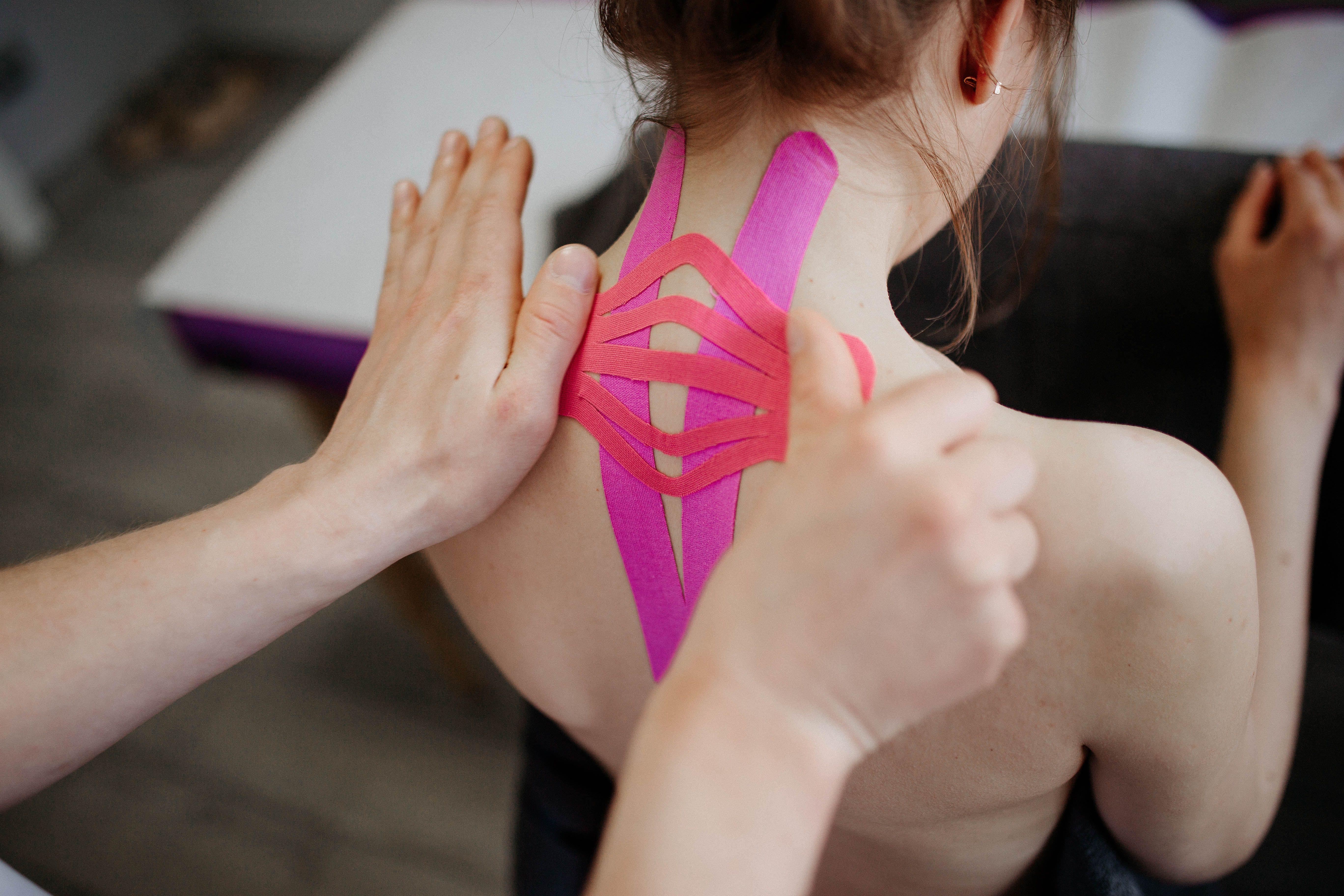 La fisioterapia deportiva está indicada para el tratamiento de lesiones musculares, tendinosas, articulares y ligamentarias, así como para la recuperación funcional tras una lesión o cirugía. Cada tratamiento se adapta al tipo de deporte, al nivel de actividad y a los objetivos de cada paciente.