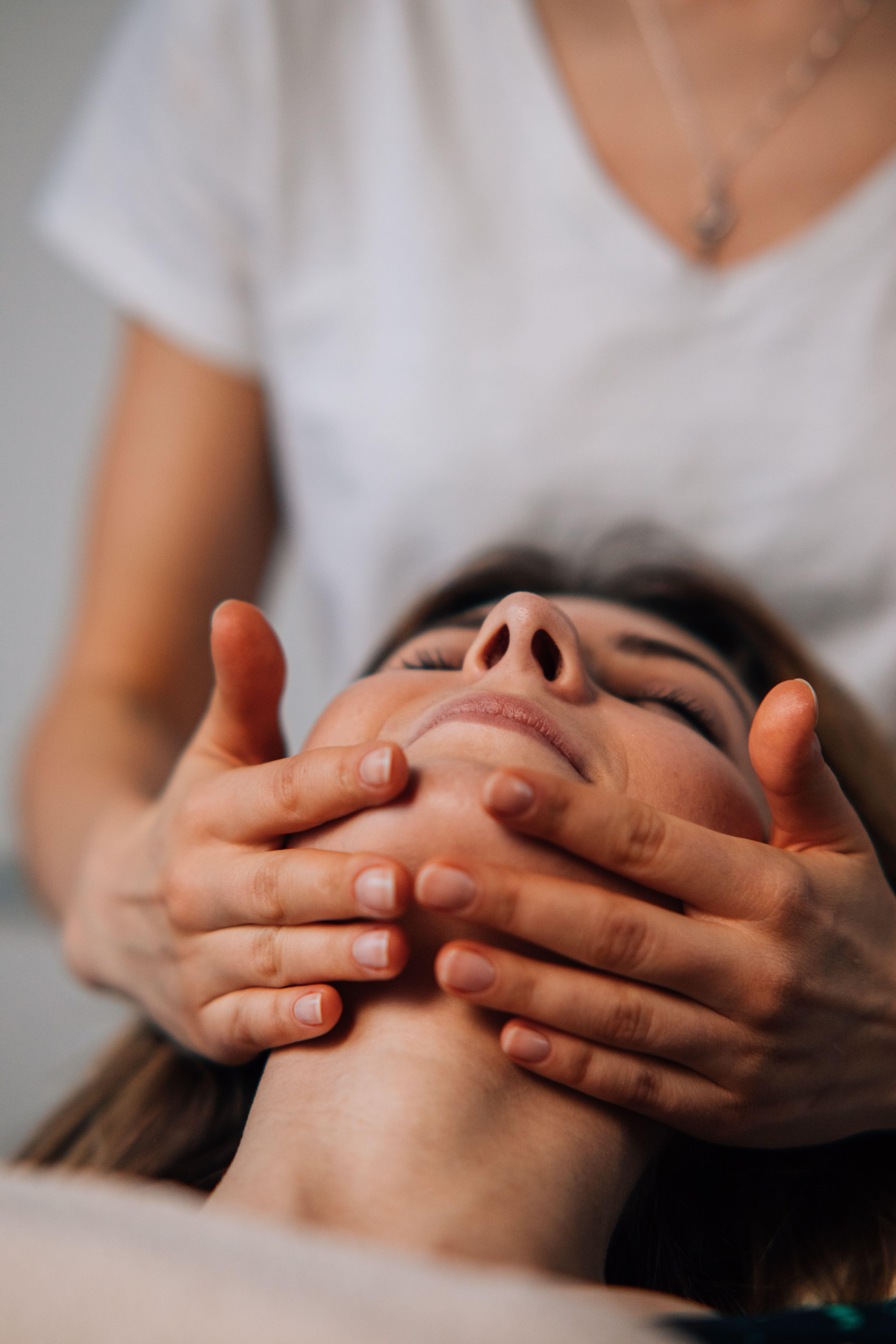 La fisioterapia para la ATM y el dolor orofacial está indicada para personas con dolor mandibular, bruxismo, limitación en la apertura de la boca, chasquidos articulares, cefaleas tensionales, dolor facial, tensión cervical y alteraciones de la articulación temporomandibular. Cada tratamiento se adapta a las necesidades del paciente tras una valoración clínica completa.