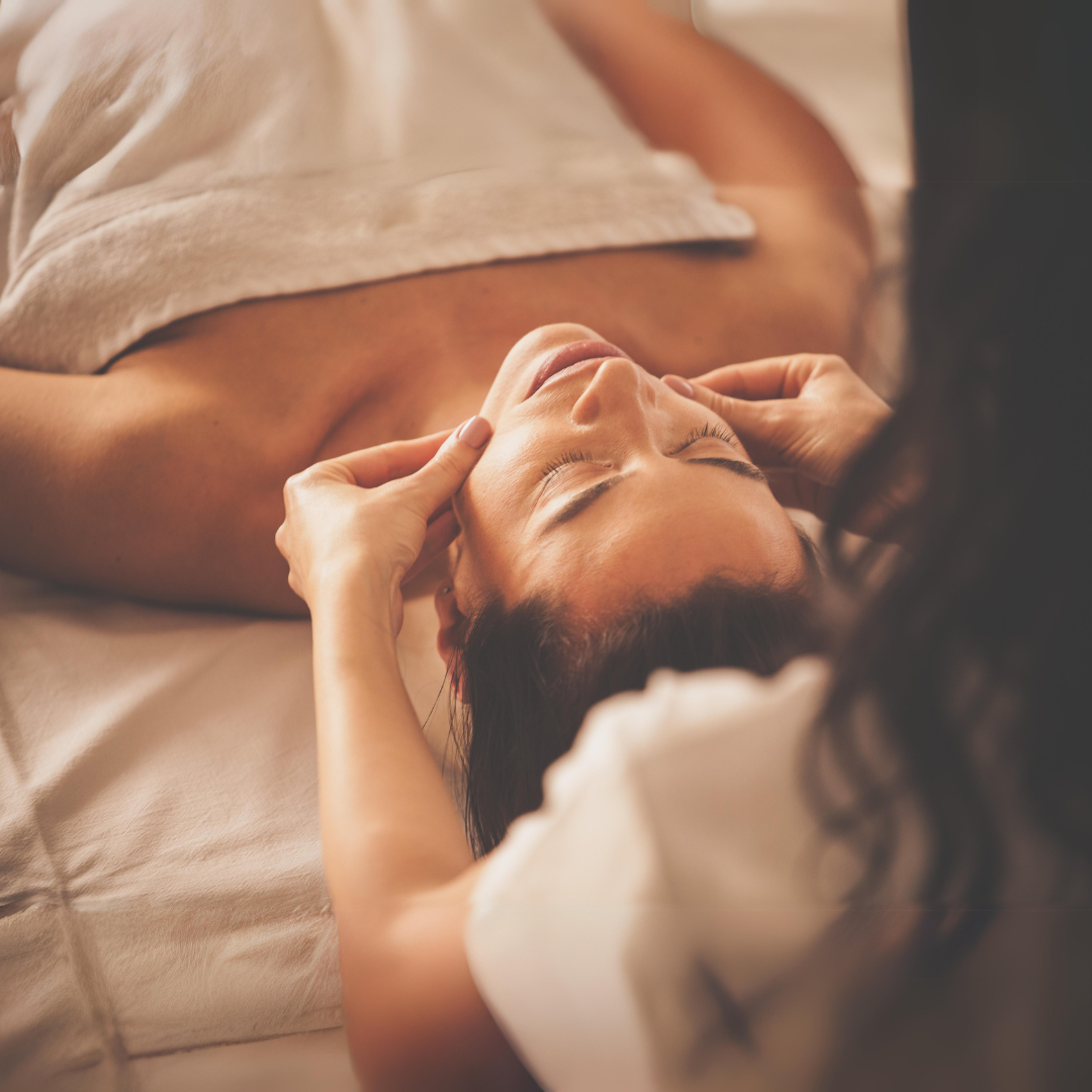 La fisioterapia estética o fisioterapia dermatofuncional es una especialidad que trata las alteraciones de la piel, el tejido conectivo, el sistema linfático y la circulación mediante técnicas fisioterapéuticas basadas en la evidencia científica. Su objetivo es mejorar la salud, la funcionalidad y la apariencia de los tejidos, favoreciendo una recuperación segura y personalizada.