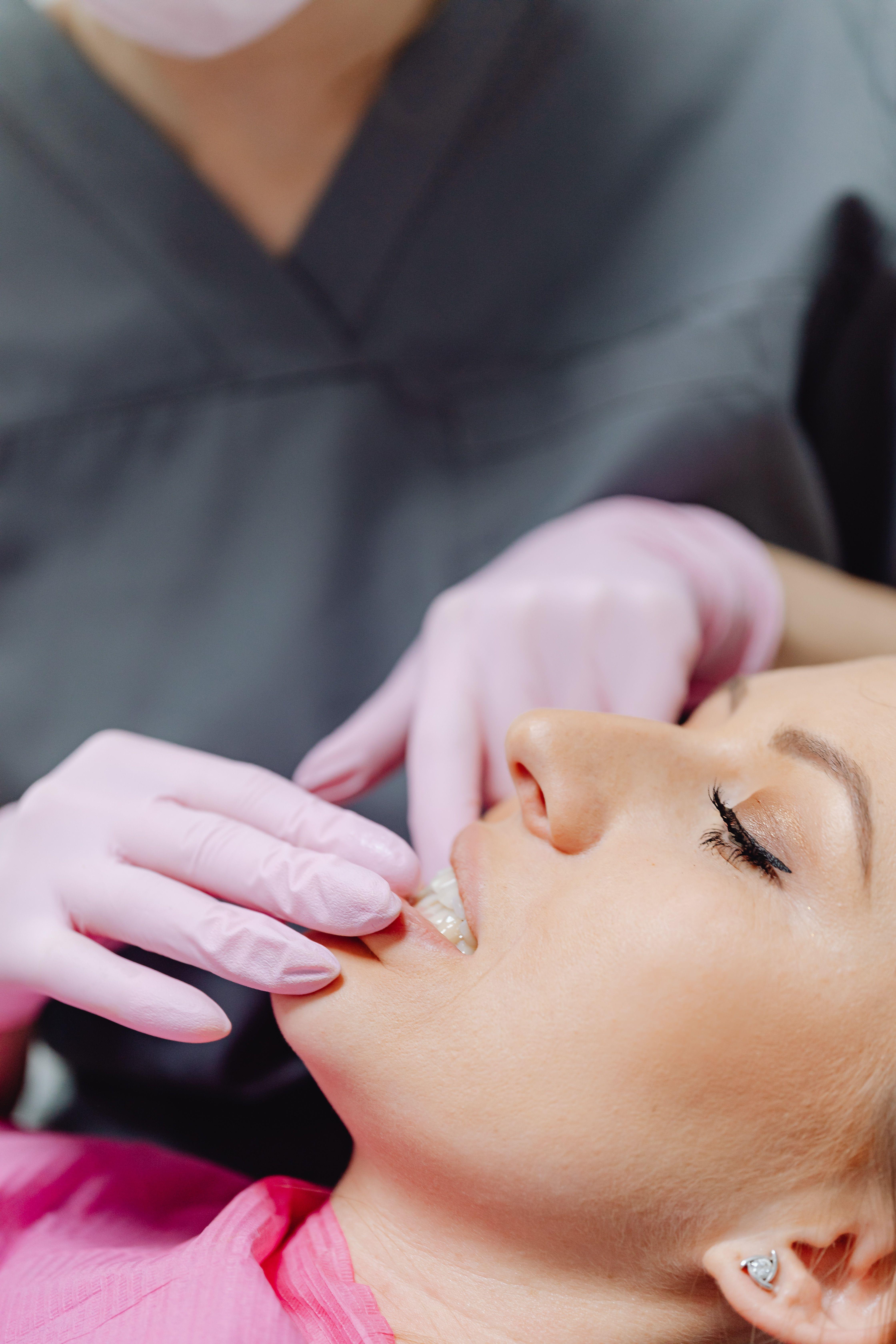 El tratamiento combina una valoración funcional de la mandíbula, la musculatura craneocervical y la postura con técnicas manuales, ejercicio terapéutico y educación del paciente. El objetivo es disminuir el dolor, restaurar la movilidad de la ATM y mejorar la función mandibular para prevenir recaídas.
