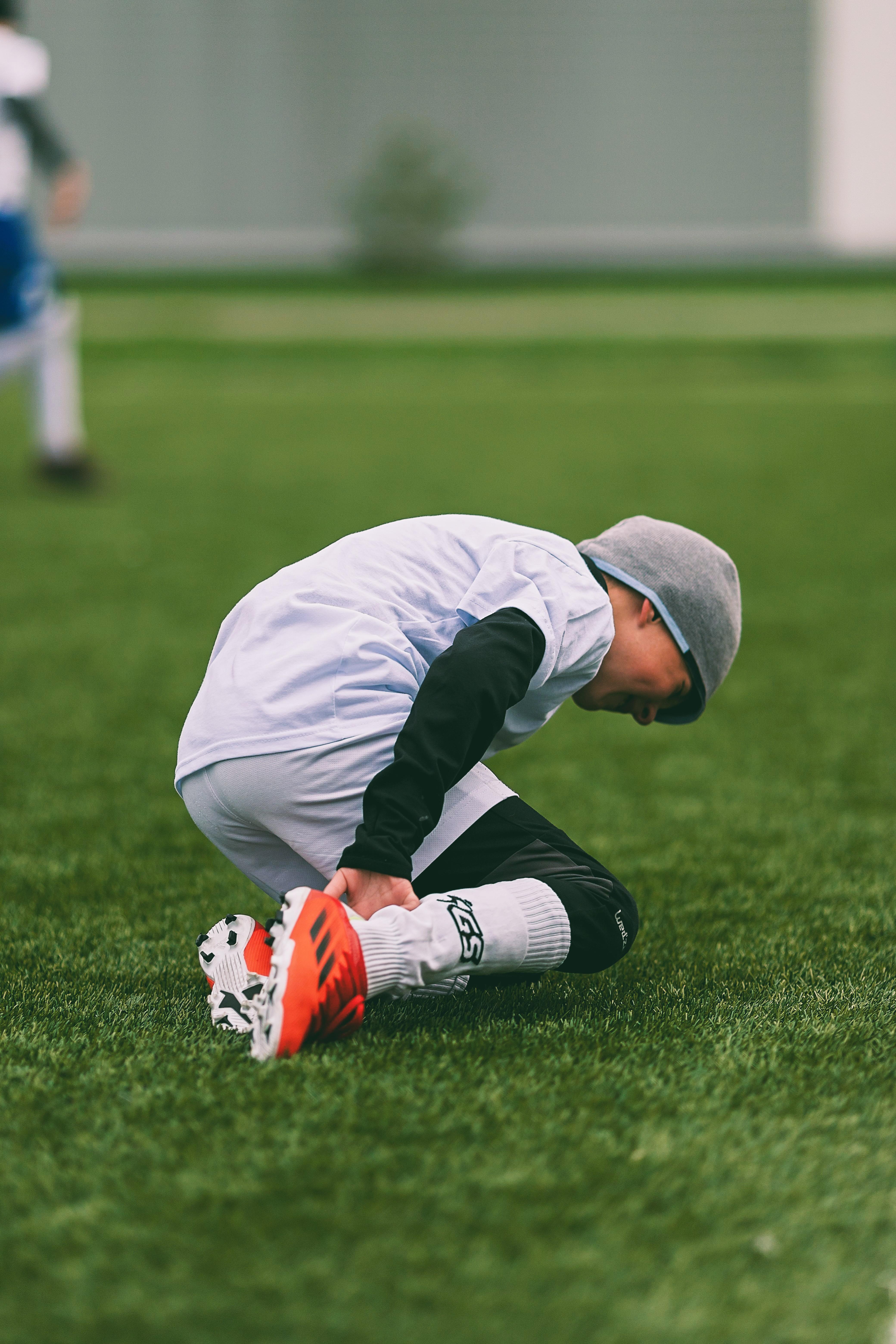 La fisioterapia traumatológica es una especialidad dedicada a la prevención, tratamiento y recuperación de lesiones que afectan a huesos, músculos, tendones, ligamentos y articulaciones. A través de una valoración funcional y un tratamiento personalizado, ayuda a disminuir el dolor, recuperar la movilidad y restaurar la función para favorecer una recuperación completa y prevenir futuras recaídas.