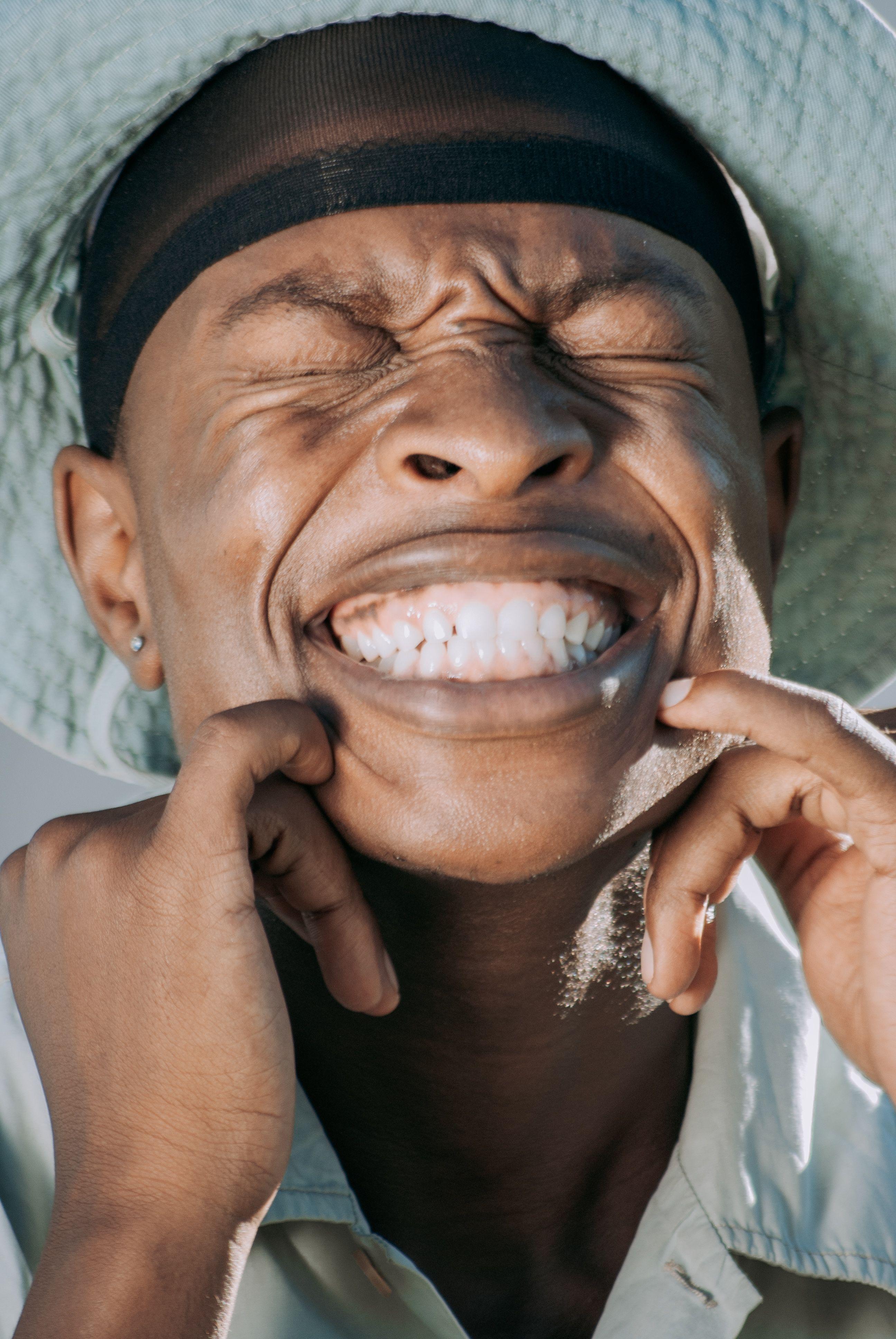 La fisioterapia de la ATM ayuda a disminuir el dolor mandibular y facial, mejorar la movilidad de la mandíbula, reducir la tensión muscular y recuperar la función normal de la articulación temporomandibular. Además, contribuye a disminuir la frecuencia de cefaleas relacionadas con la ATM y mejora la calidad de vida del paciente.
