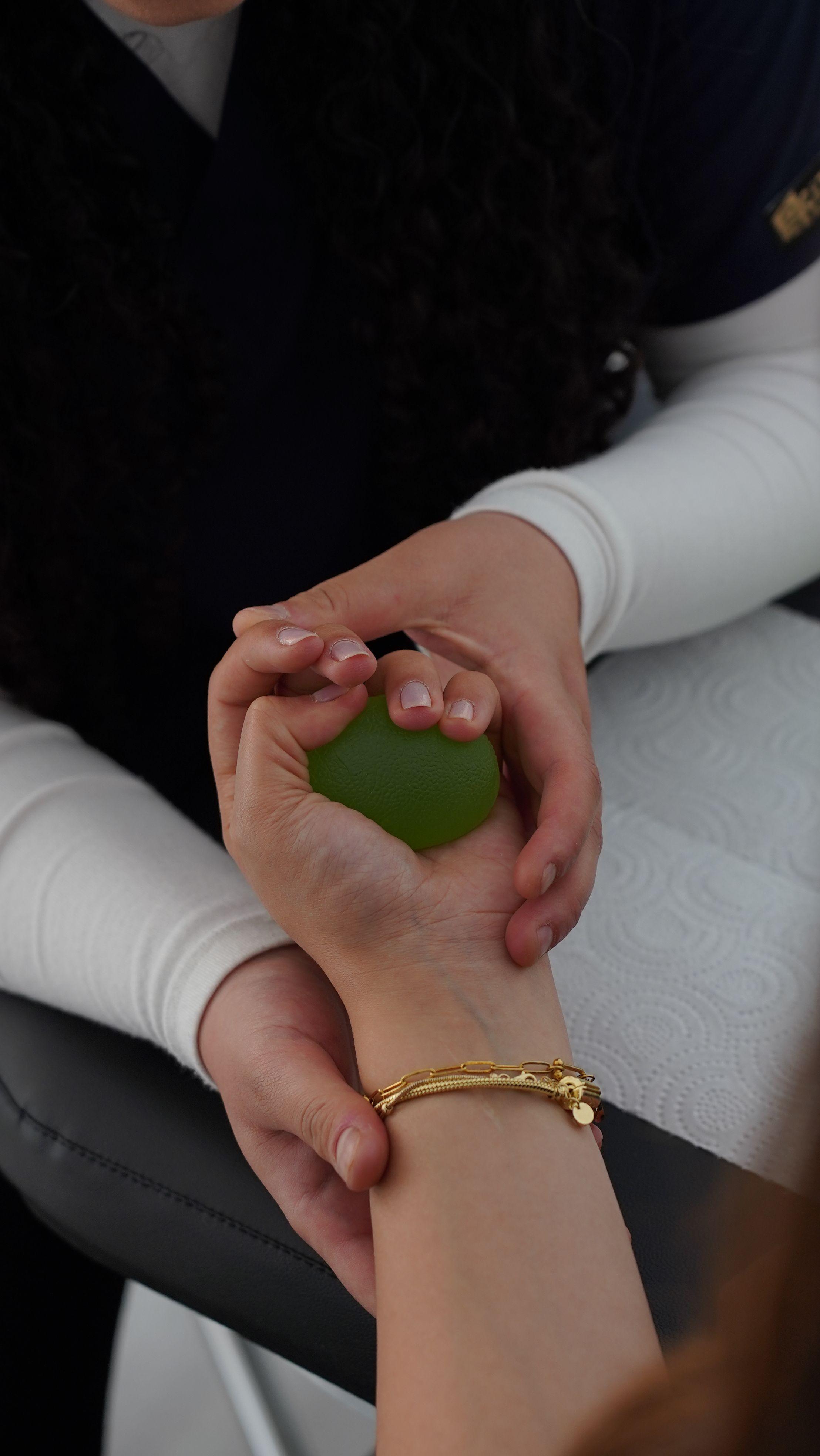 La fisioterapia traumatológica está indicada para el tratamiento de lesiones musculoesqueléticas, tanto de origen traumático como degenerativo. Cada plan terapéutico se adapta al tipo de lesión, la fase de recuperación y las necesidades funcionales de cada paciente para conseguir una recuperación segura y eficaz.