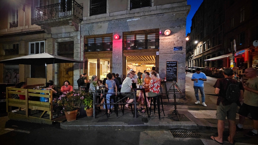 Vue de l'extérieure du bar restaurant le Sacré Cœur des Pentes