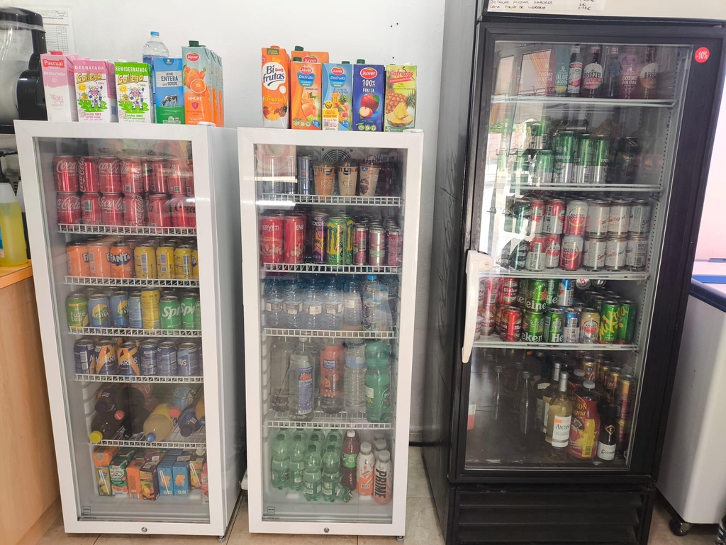 Maquinas de bebidas frías con refrescos de todo tipo, latas, botellas, zumos, café frío, bebidas energéticas, botellas de agua y múltiples cervezas en lata, botellas de vino, sangría y también de sabores Breezer
