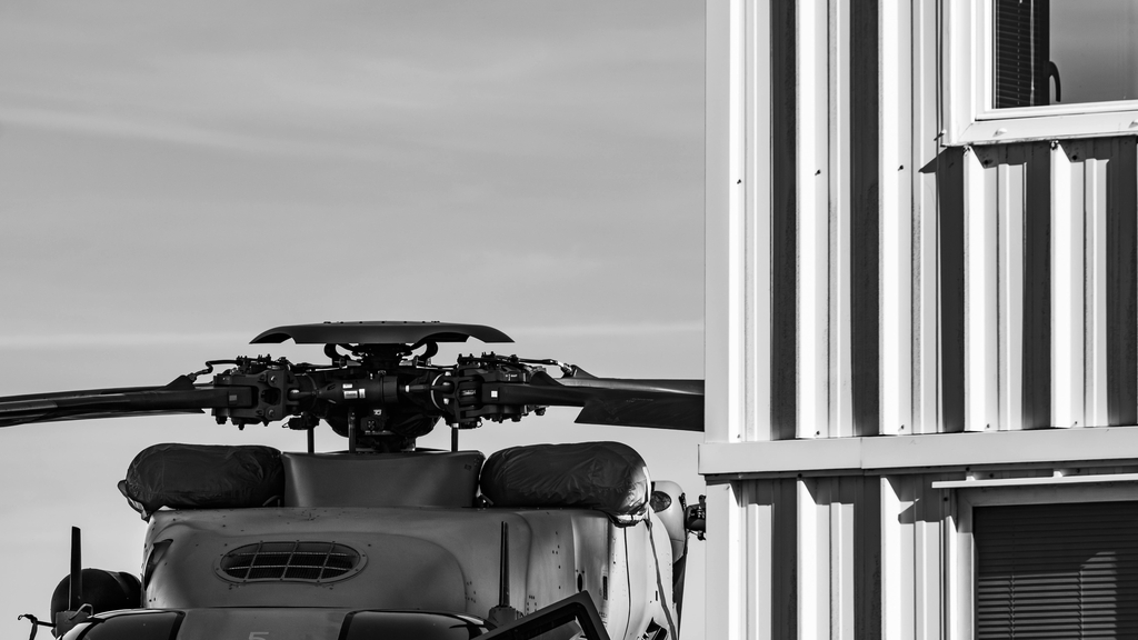 Rotor d'un NH-90 et détail d'un bâtiment