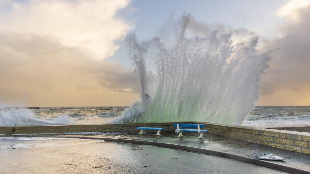 Vague au-dessus d'un banc