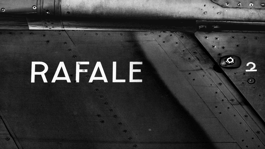 Inscription RAFALE en noir et blanc