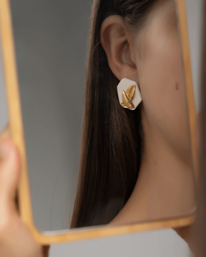 Brincos clássicos, modernos, intemporais. Feitos em cerâmica e aço inoxidável dourado. Versáteis, hipoalergénicos. Para mulheres que procuram acessórios exclusivos, originais e confortáveis para o dia a dia.