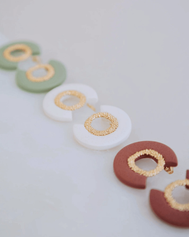 Bijuteria inspirada na primavera do Japão. Brincos contemporâneos com formas orgânicas. Pensados para mulheres que valorizam o autocuidado e a natureza. Peças de autor personalizadas.